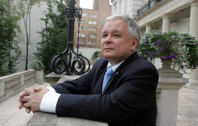 Kaczyński "odpalał papierosa i strząsał popiół na dywan". Szokujące KULISY narady