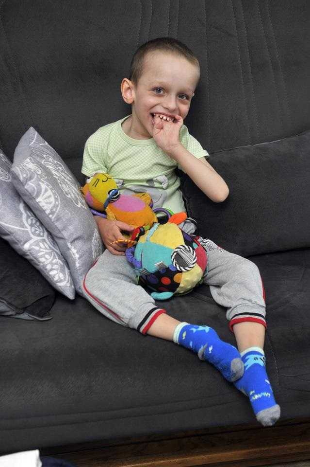 Filipek ma już 4, 5 roku, a lekarze wciąż szukają przyczyny choroby. "Chcemy wreszcie wiedzieć, jak leczyć synka"