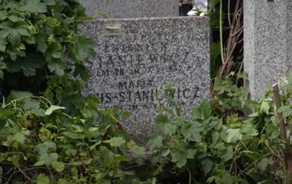Smutne, jak wygląda grób uwielbianego polskiego aktora. Zniszczona mogiła i porozrzucane śmieci wywołują łzy