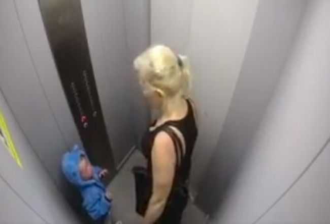 Wstrząsające nagranie z monitoringu windy. Kamera nagrała, co babcia robi biednemu dziecku