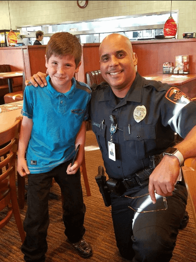 Chłopiec dyskretnie położył rachunek na stoliku policjanta. Napisał na nim wiadomość, mężczyzna wybiegł za dzieckiem