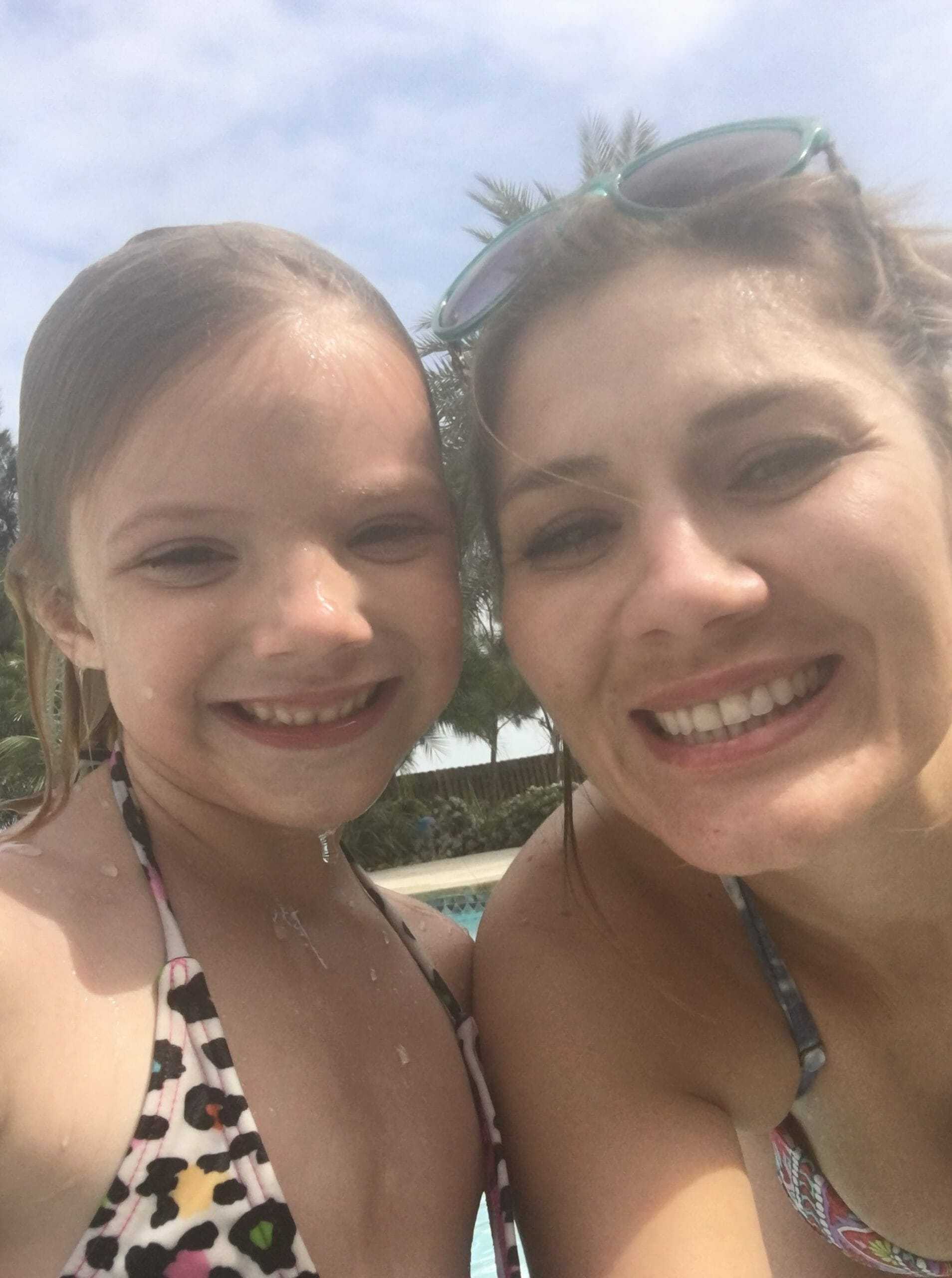 5-latka uratowała życie swojej mamie po tym, jak znalazła ją nieprzytomną w basenie