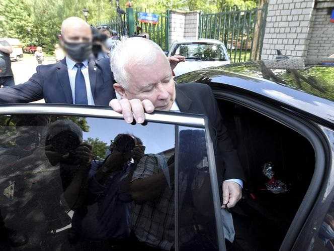Pomocnik Kaczyńskiego nie wytrzymał: "KOSZMARNE BYDŁO". Ludziom puszczają nerwy