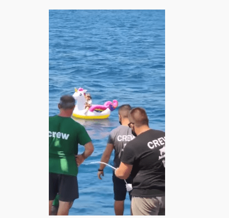 3-latka znaleziona na środku morza. Dziecko dryfowało na dmuchanym jednorożcu