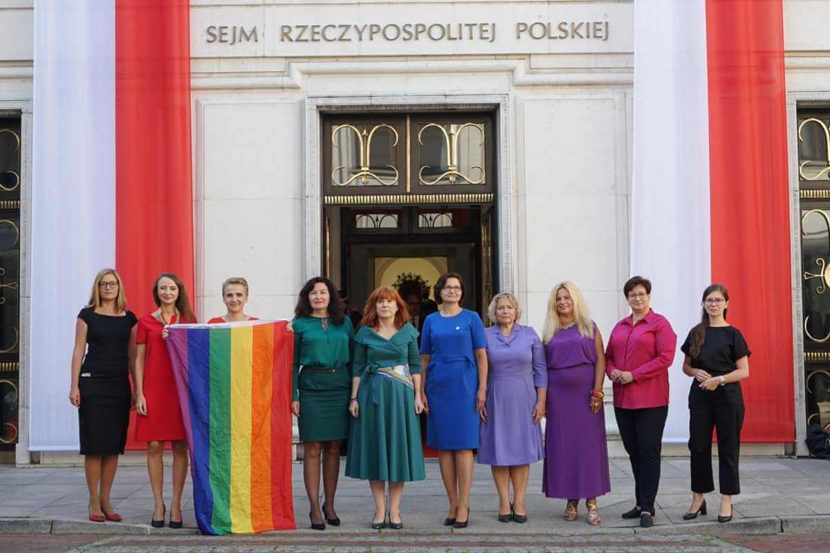 Zaprzysiężenie prezydenta Andrzeja Dudy. Musiał ślubować przy fladze LGBT