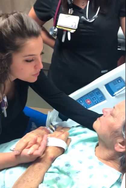 Pielęgniarka zaczęła śpiewać umierającej kobiecie. Wideo porusza do łez, piękny gest młodej kobiety