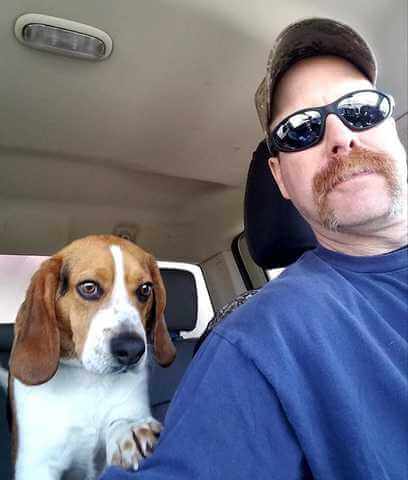 Mężczyzna uratował psa rasy beagle przed uśpieniem. Pies podziękował mu w niezwykły sposób