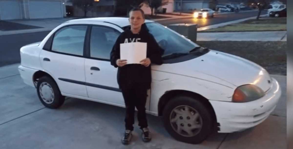 Pracowity 13-letni chłopiec sprzedaje Xboxa i kosi trawniki, by kupić swojej samotnej mamie samochód