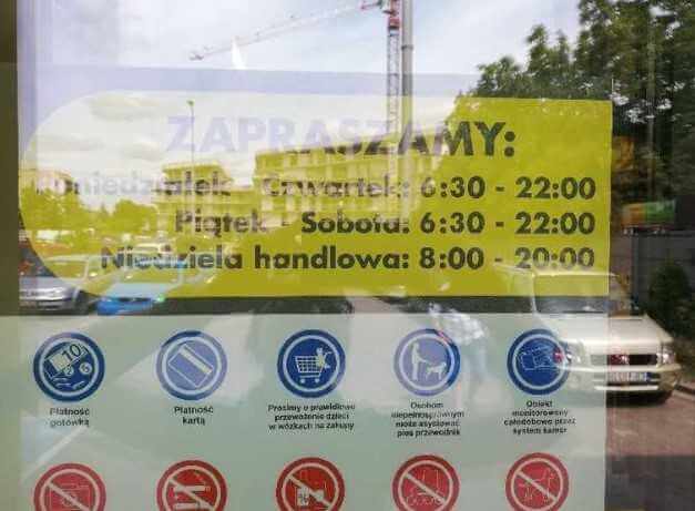 Bydgoszcz: Klienci Biedronki oburzeni dzieckiem w butach w wózku. „Tam się wkłada jedzenie”