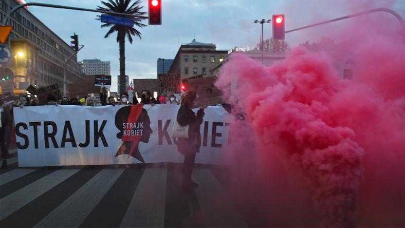 Blokady, gaz, petardy i tłumy na ulicach polskich miast. Kolejny dzień protestów po wyroku TK