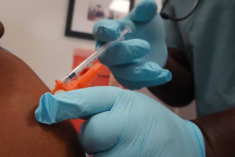 Szpital nieopodal Chicago wstrzymał szczepienia przeciw COVID-19