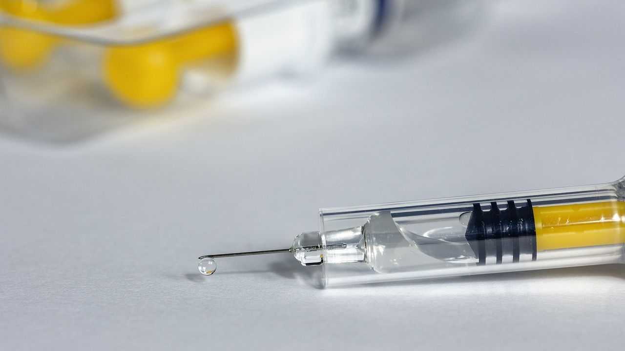 W niedzielę w Polsce i całej UE rozpoczynają się szczepienia przeciw koronawirusowi