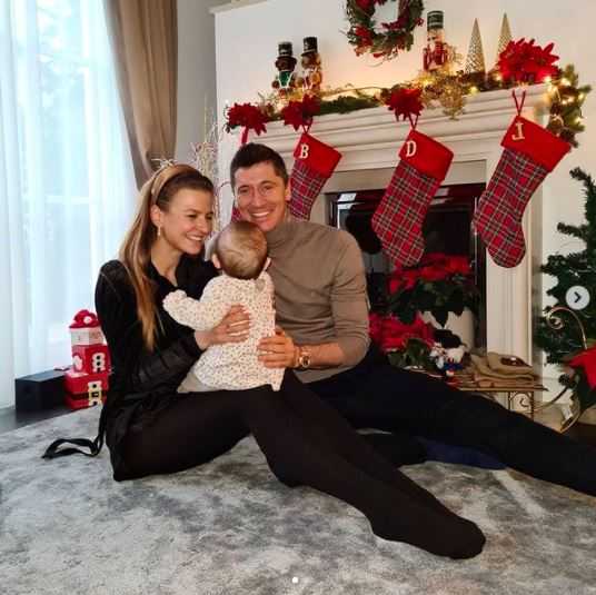 Anna Lewandowska jest w trzeciej ciąży? Pokazała świąteczne zdjęcia i wywołała burzę