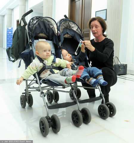 Urodziła bliźnięta w wieku 59 lat. Najstarsza matka w Polsce ledwo wiąże koniec z końcem, drży o swoje dzieci