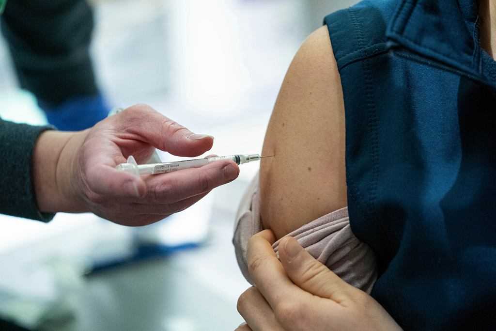 Tylko 17 proc. Polaków chce się zaszczepić na koronawirusa "tak szybko, jak to możliwe". Kobiety sceptyczne
