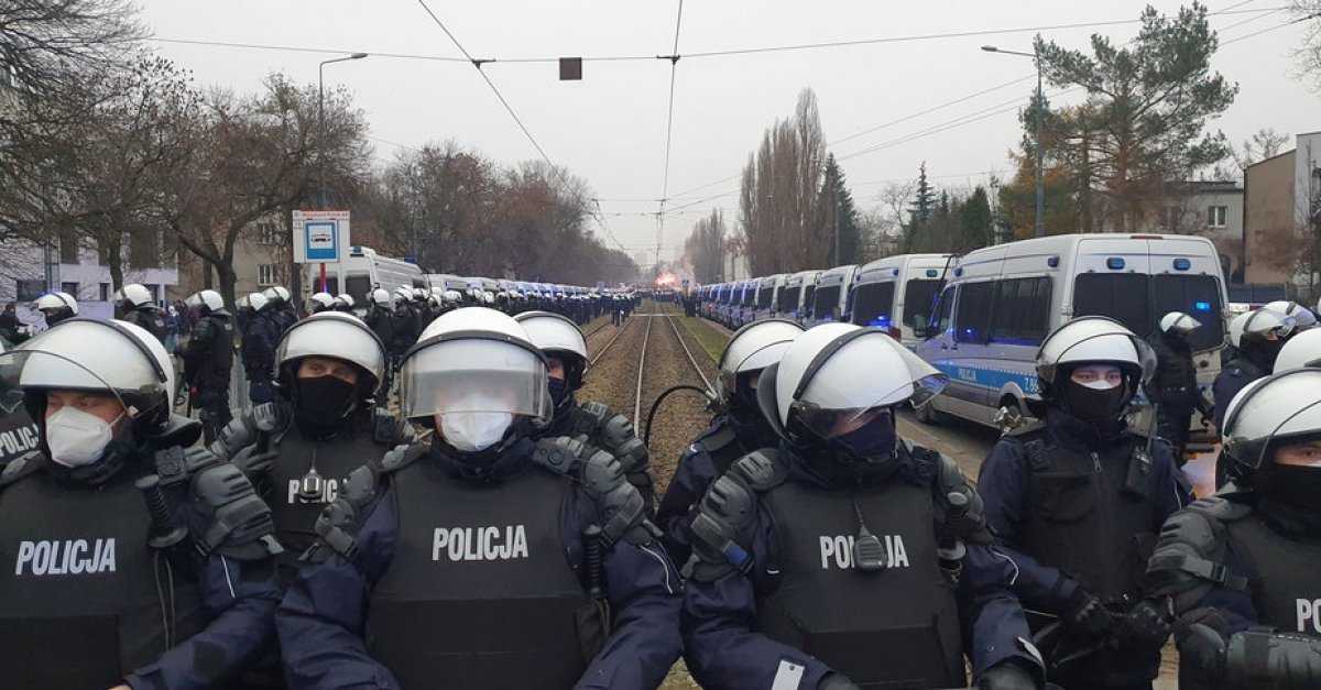 Policjanci chcą się szczepić wcześniej. Piszą do Dworczyka. "Wśród służb są te, które stoją na pierwszej linii"