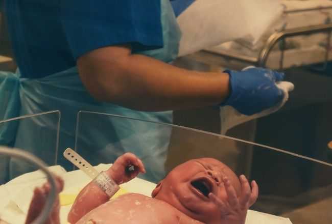 Pielęgniarka przyniosła świeżo upieczonej mamie niemowlę. Kiedy kobieta zobaczyła, co ma w buzi, wpadła w panikę