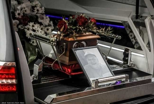 Poruszające sceny na pogrzebie Marka ze ,,Złomowiska PL”. Zdjęcia z cmentarza rozbijają serce na kawałki