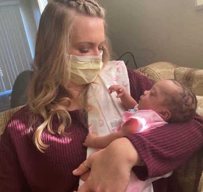 Kobieta chora na covid zapada w śpiączkę w 26 tygodniu ciąży – gdy budzi się, jest wdzięczna za to, co zrobiła pielęgniarka