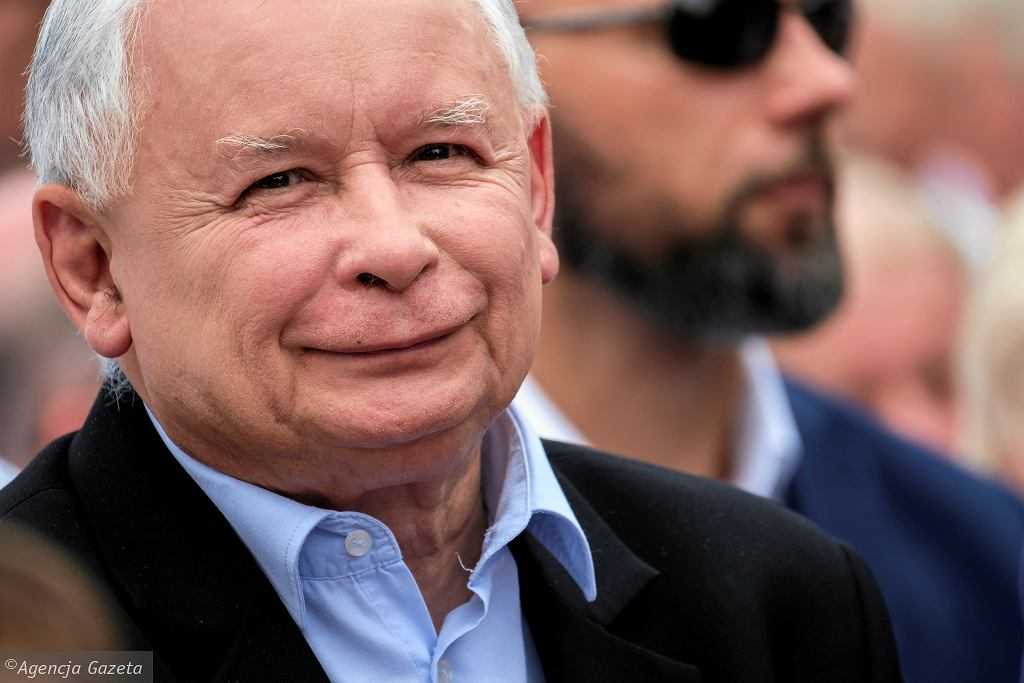 Jarosław Kaczyński miał się zaszczepić. Jego wizyta została odwołana. "Boimy się o prezesa"