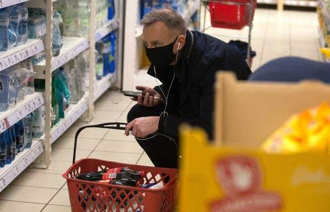 Szokujące zachowanie Andrzeja Dudy w sklepie. Zdjęcia są dowodem. On naprawdę to zrobił