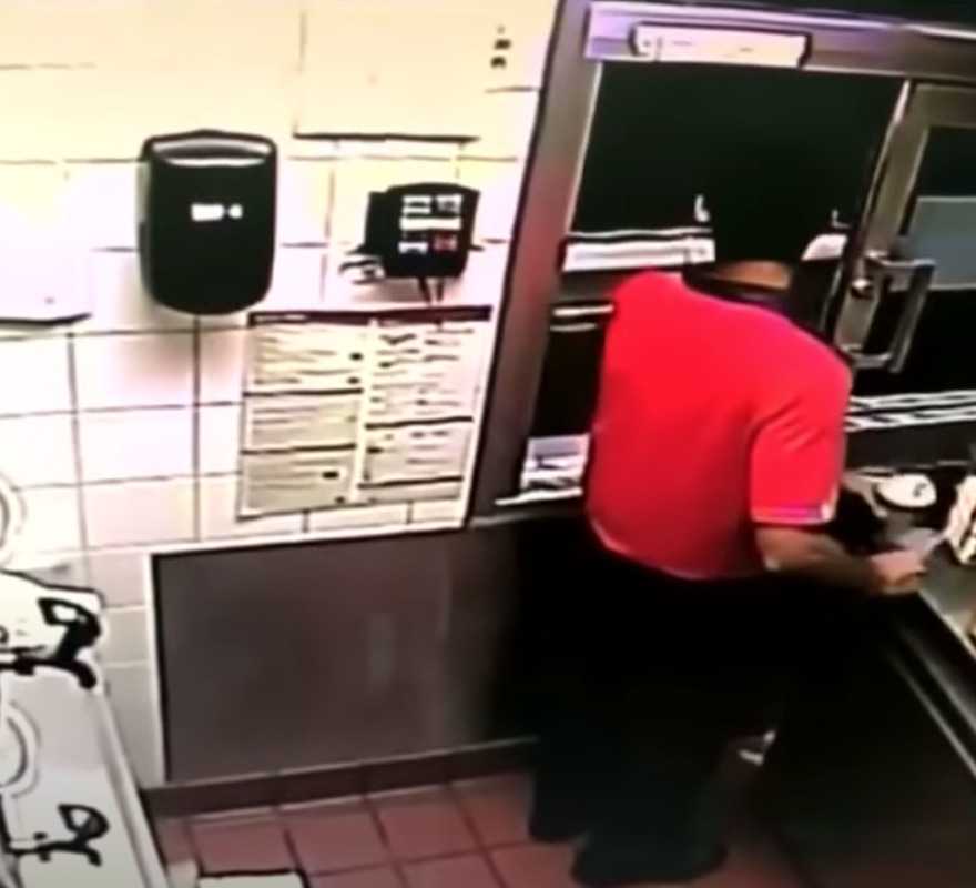 Pracownik McDonalds nagle wyskakuje przez oko za samochodem z dziećmi – wkrótce wszyscy zdają sobie sprawę, że jest bohaterem