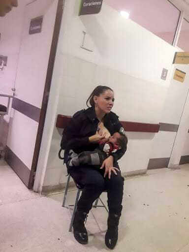 Znalezione dziecko płacze w niepohamowany sposób – wtedy policjantka rozpina bluzkę i zaczyna karmić piersią