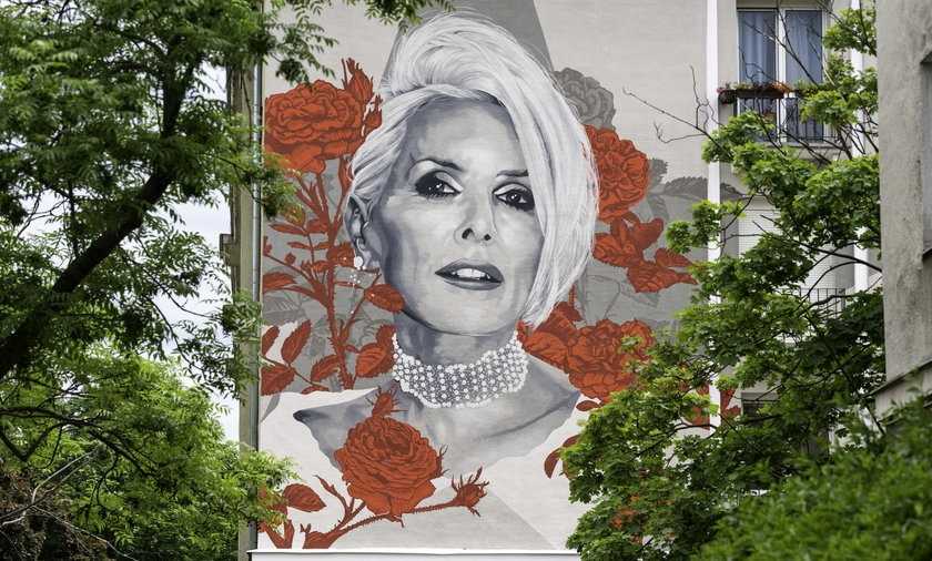 Kora upamiętniona muralem z okazji 70. urodzin. Wokół budynku z portretem artystki zasadzą setki róż