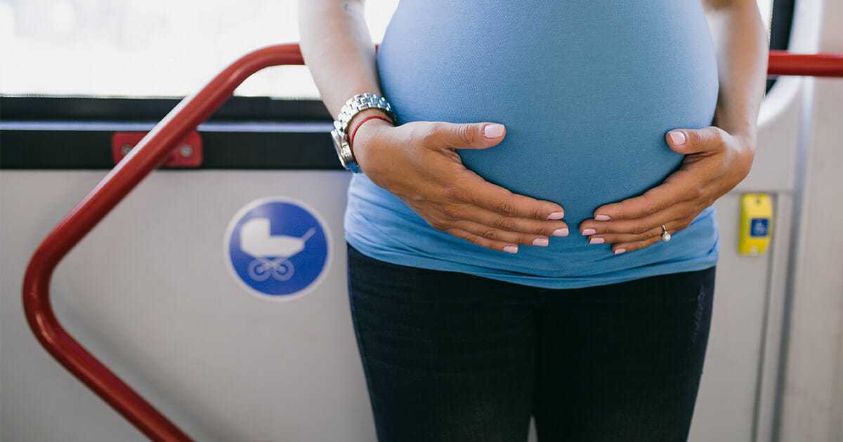 Nie chciał zrobić miejsca w autobusie kobiecie w zaawansowanej ciąży: „To nie mój problem, że ma dzieci, a nie samochód”