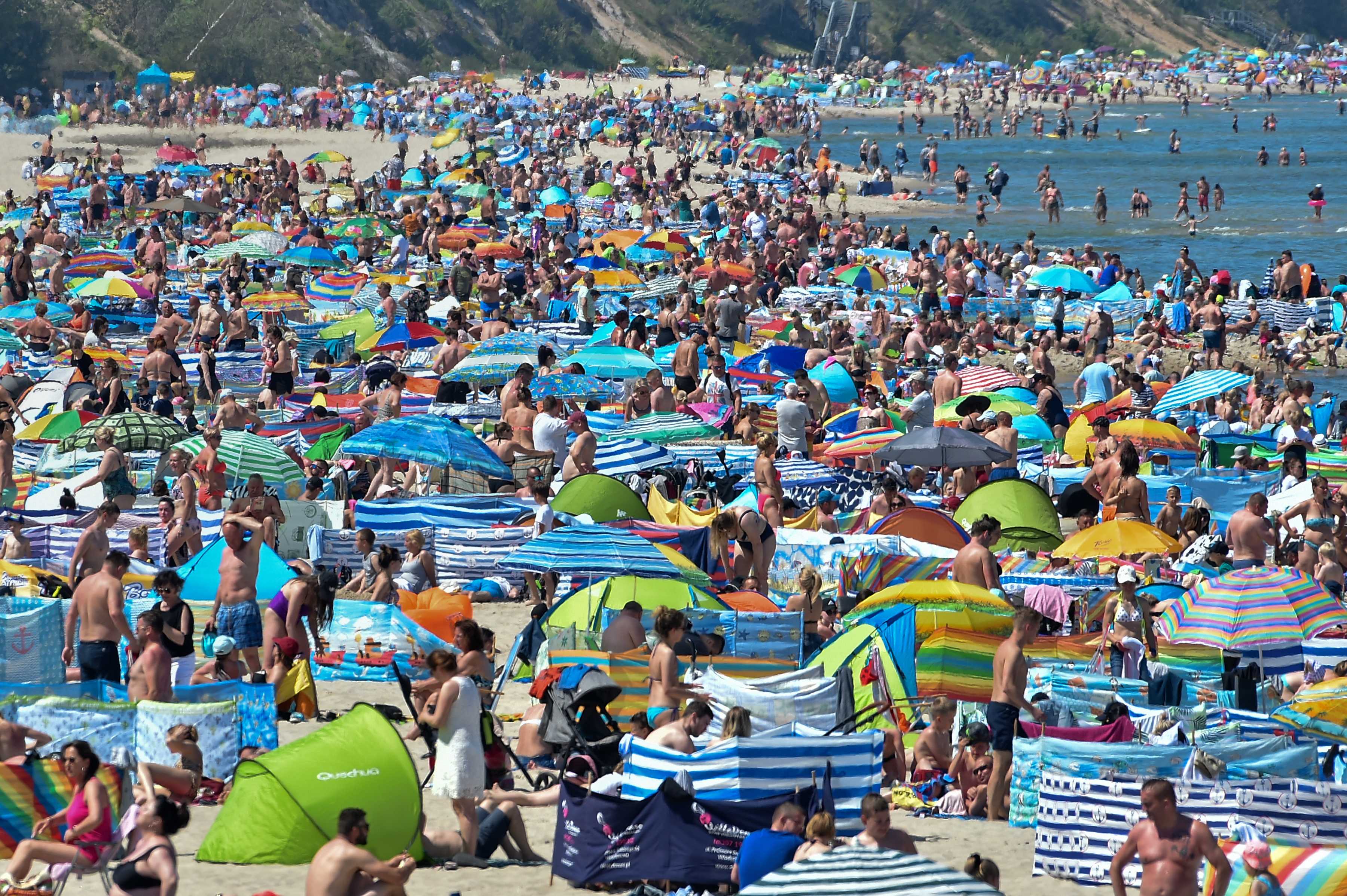 Tłumy na plażach, Polacy cieszą się wolnością. A co robi rząd? To bardzo dziwna sytuacja