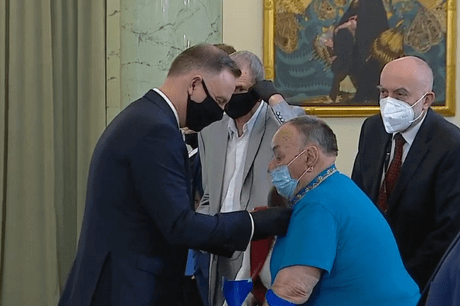 Wzruszające chwile u Dudy. Prezydent wręczył medale osobom, które pomagały obywatelom Rzeczypospolitej w czasie II WŚ