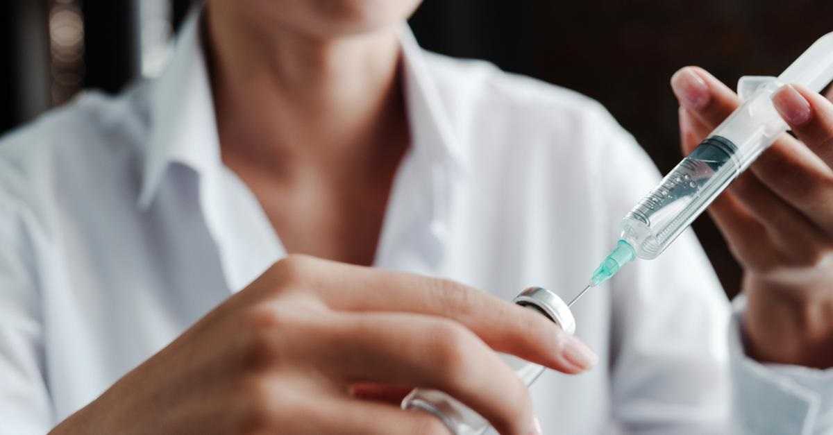 Skuteczność szczepionek Pfizera i AstraZeneki przeciwko Delcie. Najnowsze badania