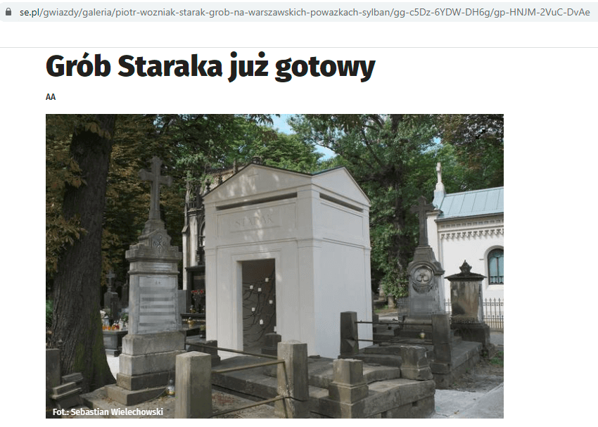 Widok grobu Piotra Woźniak-Staraka odbiera mowę. Właśnie zakończono nad nim prace