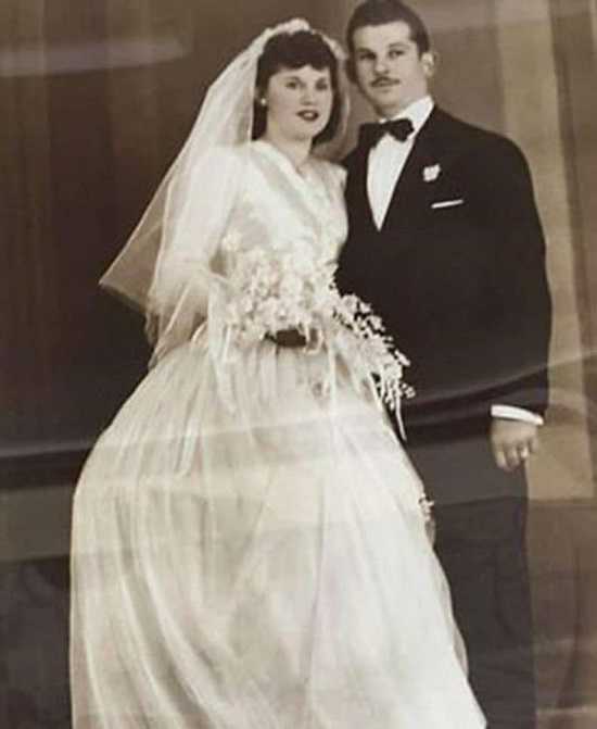 Po prawie 70 latach małżeństwa umarli w odstępie 40 minut. Gdy dzieci popatrzyły na ich dłonie, zalały się łzami