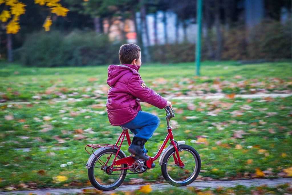 Warszawa. Sąsiada wkurzał dziecięcy rowerek na klatce, więc oblał go kwasem. 4-latek poparzony