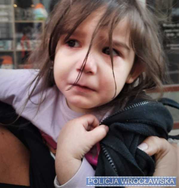 Wrocław: Mała dziewczynka błąkała się po ulicach miasta. Opiekunowie poszukiwani