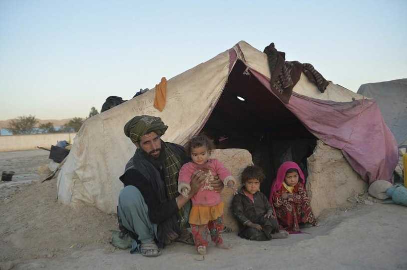 Afganistan: Rodziny sprzedają dziewczynki, bo nie mają co jeść. W kraju narasta głód