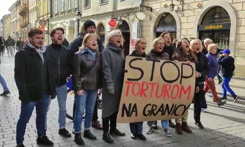 Krzyk przeciw "torturom na granicy". Krakowski marsz solidarności z migrantami