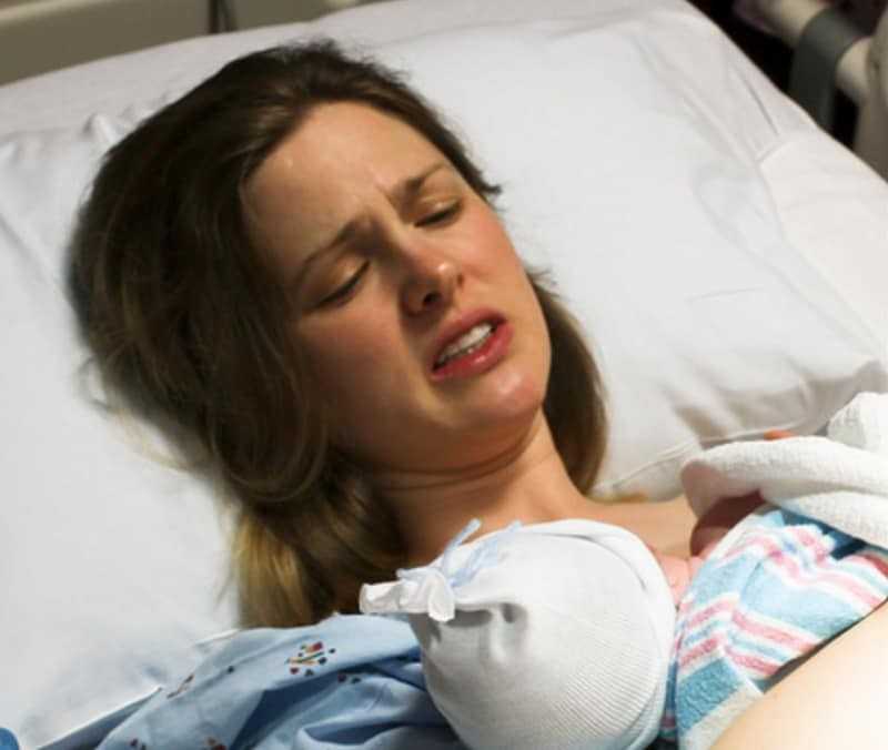 W czasie porodu położna zaczyna z powrotem wpychać dziecko do jej brzucha! Mama była przerażona!