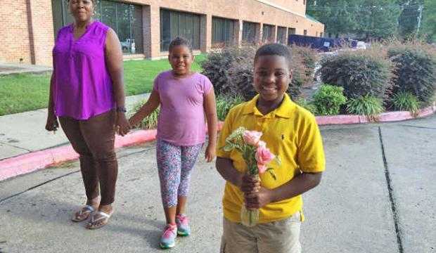 8-letni chłopiec został nazwany bohaterem po tym, jak jego szybka reakcja uratowała starszą sąsiadkę