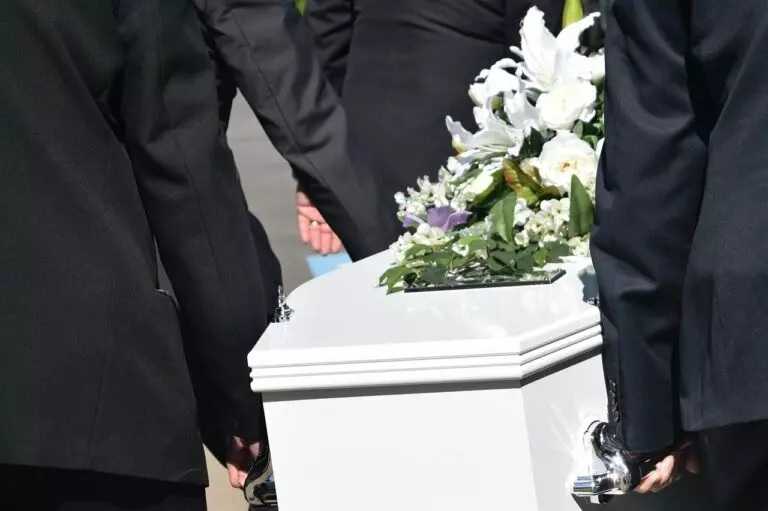 Martwa 33-latka urodziła dziecko gdy była w trumnie! Maleństwo znaleziono tuż przed pogrzebem.