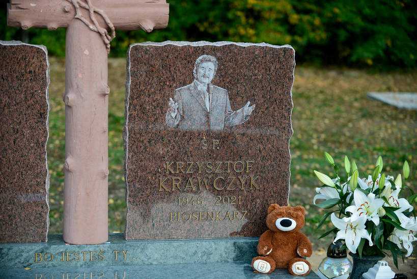 Grób Krzysztofa Krawczyka skrywa niezwykłą tajemnicę. Chodzi o nieżyjących rodziców artysty