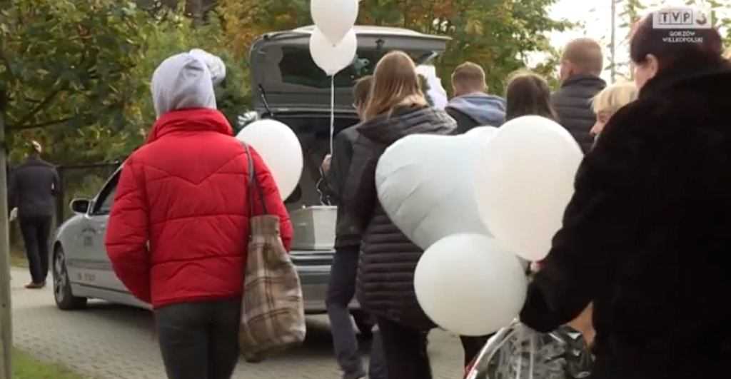 Gorzów Wielkopolski. Setki żałobników na pogrzebie 4-letniego chłopca, który zginął w wypadku