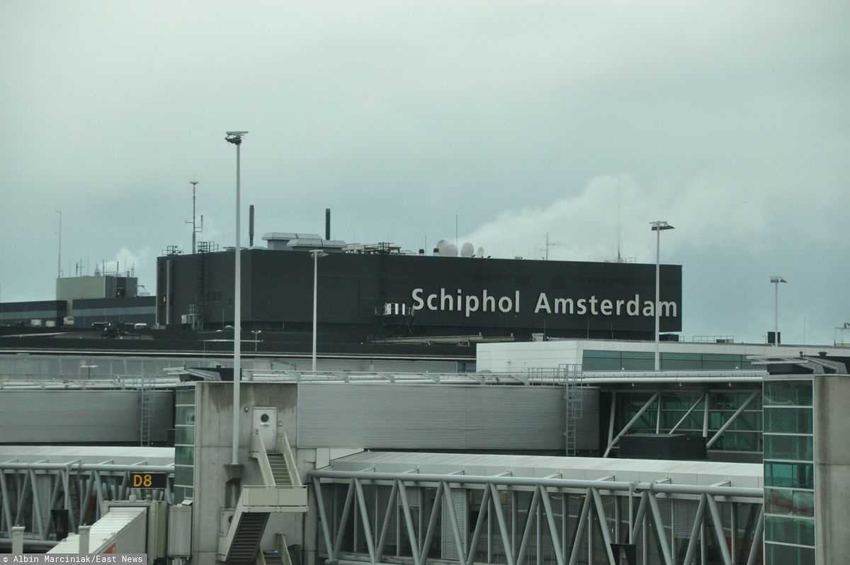 Polacy wyprowadzeni z samolotu w Amsterdamie