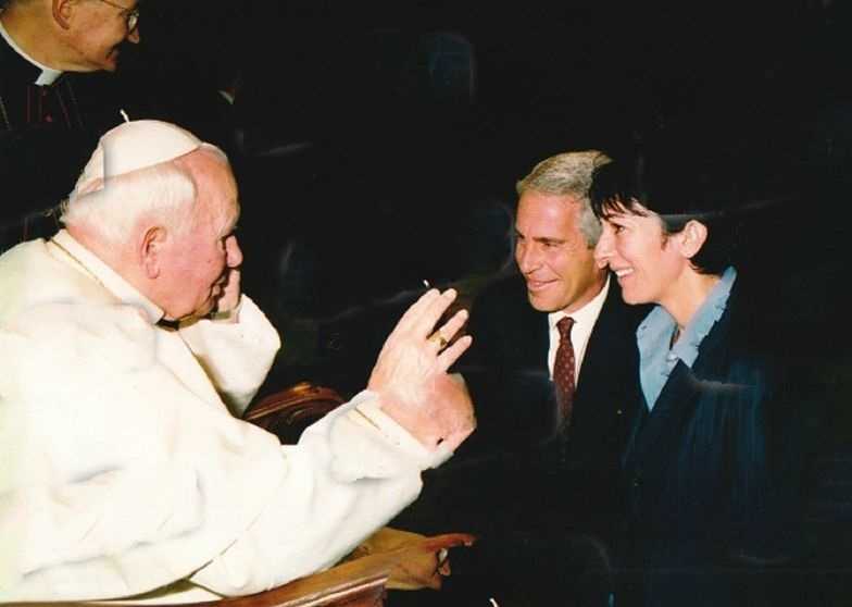 Szokujące zdjęcie. Jeffrey Epstein i Ghislaine Maxwell błogosławieni przez Jana Pawła II