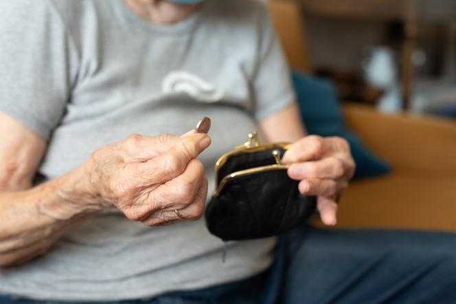 Fatalne wieści dla seniorów, emerytury topnieją. Nawet 1300 zł mniej!