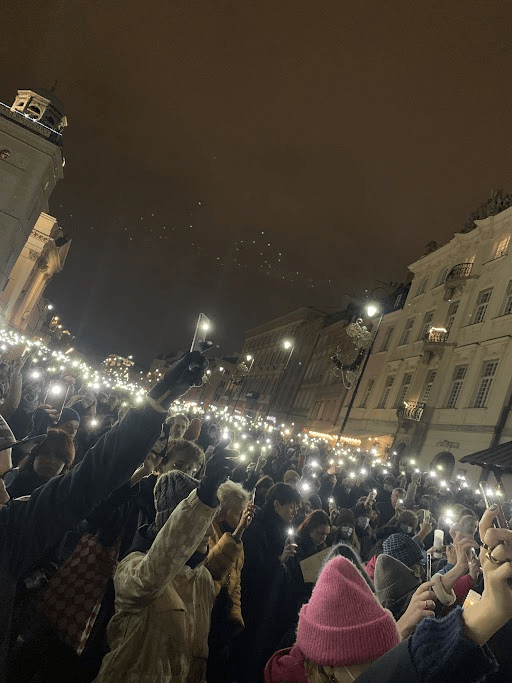 „Sound of silence” na proteście w Warszawie. Zapalono światła dla Izy