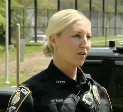 Policjantka została nazwana bohaterką po tym, jak uratowała życie 9-dniowego dziecka na autostradzie