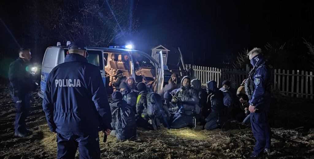 Media: Dwie grupy migrantów sforsowały granicę i weszły do Polski. Sprzeczne doniesienia SG