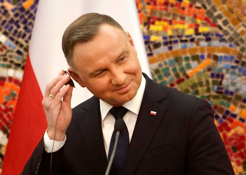 Zaufanie do polityków wg CBOS. Najwyżej Duda i Hołownia. Polacy nie ufają Kaczyńskiemu i Tuskowi